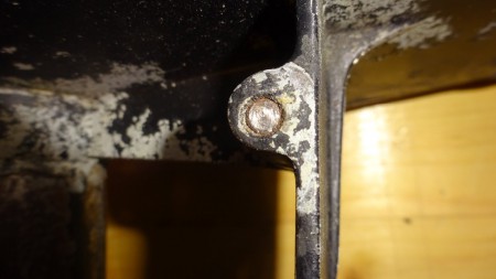 Einige Schrauben sind abgerissen und müsen vorsichtig ausgebohrt werden